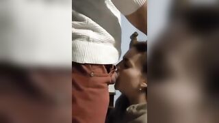 Moglie pompinara tradisce il marito