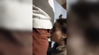 Moglie pompinara tradisce il marito