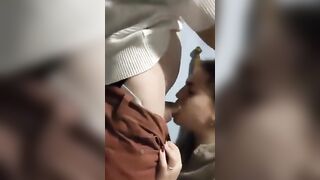 Moglie pompinara tradisce il marito