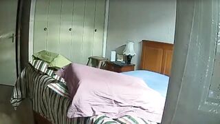 Nonna maiala spiata dal guardone