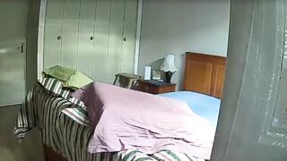 Nonna maiala spiata dal guardone