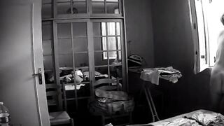 Nonna maiala spiata dal guardone