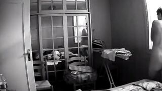 Nonna maiala spiata dal guardone