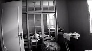 Nonna maiala spiata dal guardone