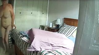 Nonna maiala spiata dal guardone