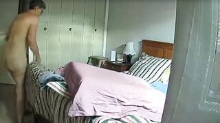 Nonna maiala spiata dal guardone