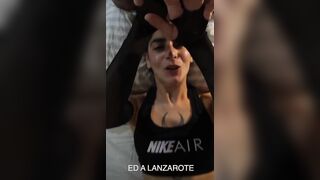 Fa la zoccola davanti al cazzone