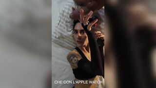 Fa la zoccola davanti al cazzone