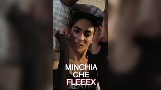 Fa la zoccola davanti al cazzone