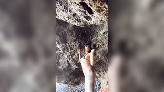 Ragazza di tiktok fa la zoccola tra gli scogli