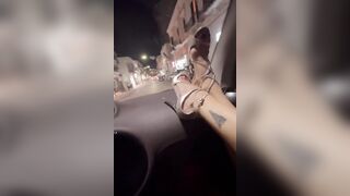 Anteprima del video: Bei piedi sexy in eleganti sandali