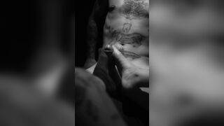 Si dedica con i piedi per farlo godere