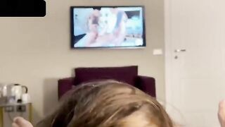 Troia italiana con gli occhiali succhia il suo cazzo