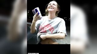 Super carina tettona che furoreggia su vari siti