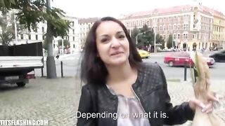 Ragazza carina mostra le sue tette per soldi