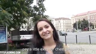 Ragazza carina mostra le sue tette per soldi