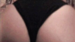 Ludovica, matura romana, gode davanti allo specchio