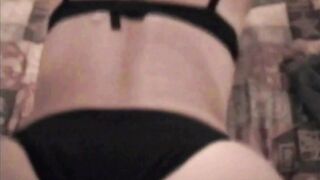 Ludovica, matura romana, gode davanti allo specchio