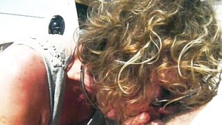 La troia ne ha voglia e me lo succhia in pubblico