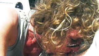 La troia ne ha voglia e me lo succhia in pubblico