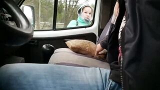 Giovane puttanella bionda batte in strada