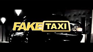 Anteprima del video: Bella teen spagnola scopata in taxi
