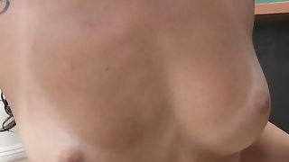 Ariana Marie succhia cazzo in classe