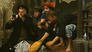 Tedesca bionda scopata da due ragazzacci