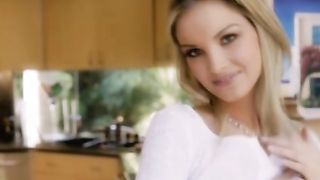 Diciannovenne bionda si masturba