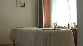 Anteprima del video: Bionda scopata sul lettino da massaggio