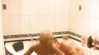 Sveltina nella vasca da bagno