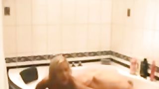 Sveltina nella vasca da bagno