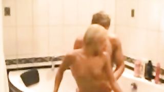 Sveltina nella vasca da bagno