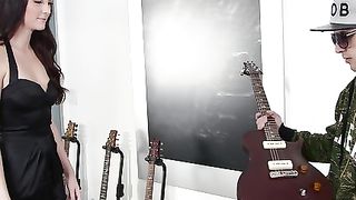 Sexy milf bruna succhia giovane cazzo