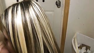 Coppia di studenti scopa ad una festa