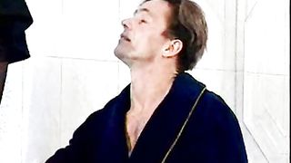 Si scopa la sua splendida cameriera