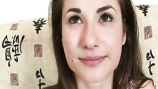 Teenager con bellissime tette naturali