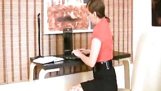 Anteprima del video: Karen si masturba sulla scrivania