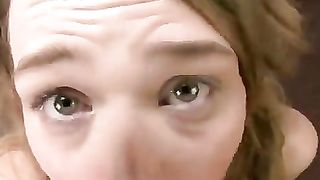 Fa un pompino a suo fratello