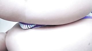 Ragazza in tanga scoreggia in cam