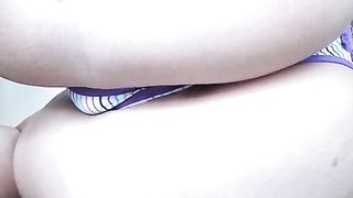 Ragazza in tanga scoreggia in cam