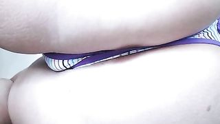 Ragazza in tanga scoreggia in cam