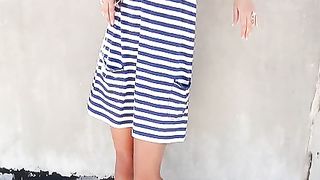 Anteprima del video: Brunetta carina violentata in pubblico