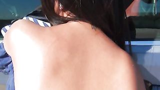 Brunetta carina violentata in pubblico