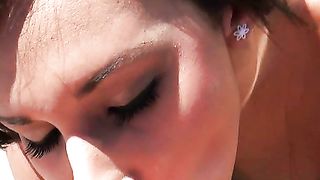 Brunetta carina violentata in pubblico