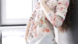 Nastya prende un dildo come una pornostar