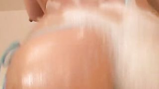 Girl sporcacciona si masturba il culo