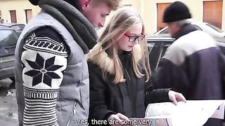 Giovane turista bionda con gli occhiali