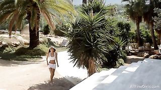 Anteprima del video: Biondina si masturba e viene