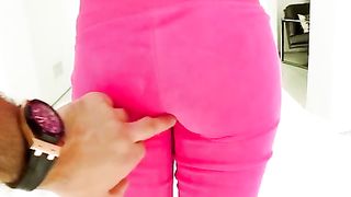 Sexy teen bionda in tuta rosa